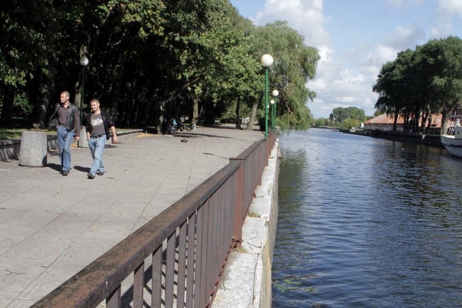 Danės upei - rekonstruotos krantinės ir naujas tiltas