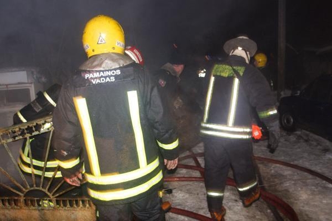 Klaipėdos r. degė gyvenamasis ir ūkinis pastatai