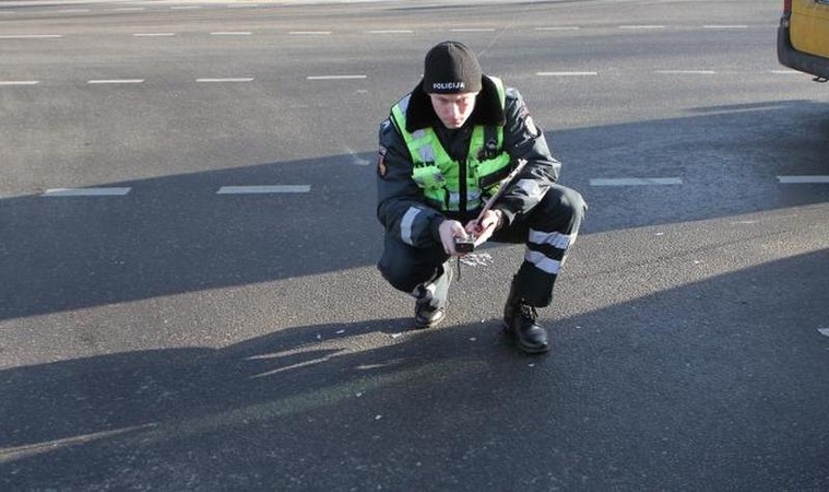 Ant Mokyklos viaduko susidūrė du automobiliai