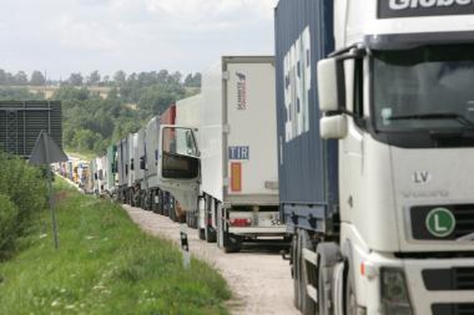 Vilkikų vairuotojai skundžiasi nepraleidžiami pro Rusijos sieną