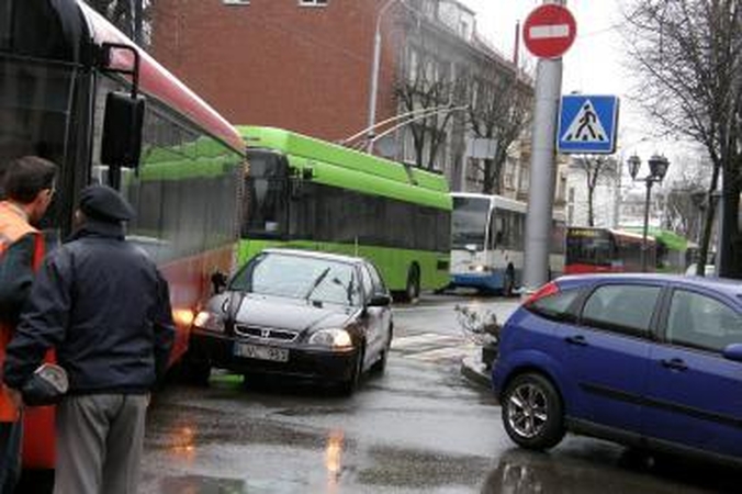 Dėl avarijos užsikimšo Kęstučio gatvė (papildyta)