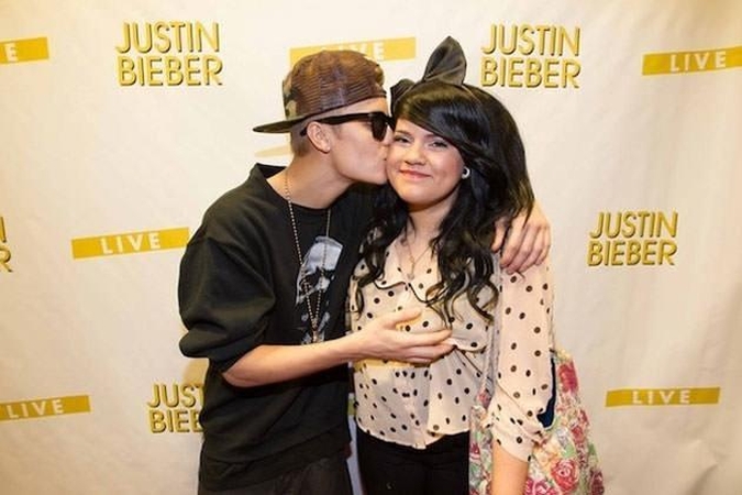 J. Bieberis laiko gerbėjos krūtį (o gal tai tik optinė apgaulė?)