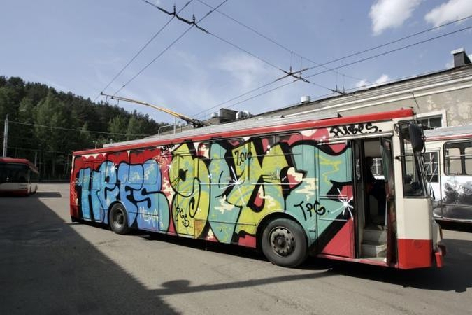 Naktį vandalai grafičiais išterliojo 14 troleibusų