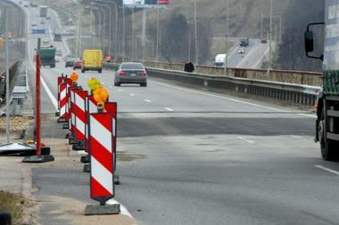 Kelių būklė: eismo sąlygos pavasariškai geros