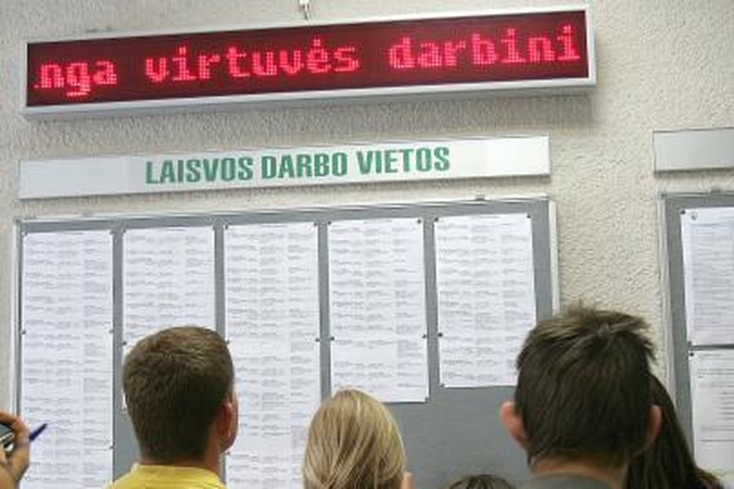 Besikreipiančiųjų į darbo biržą daugėja