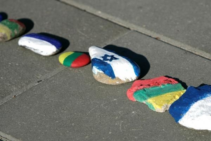 Žydų genocido aukos pagerbtos akmenų kauburėliais
