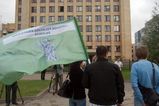 Prie Policijos departamento – Kalvarijos kriminalistus remiančių kolegų protestas