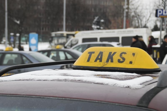 Protestuojantys Lenkijos taksi vairuotojai užkimšo Varšuvos gatves