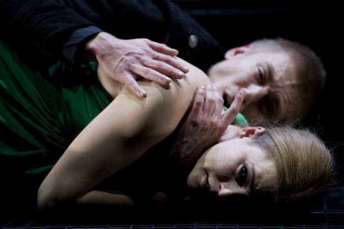 Oskaro Koršunovo teatras į Klaipėdą atveš „Prakeiktuosius“