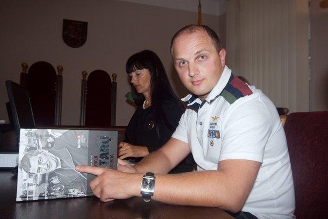 Knyga apie "daktarų" gaują liks ant prekystalių