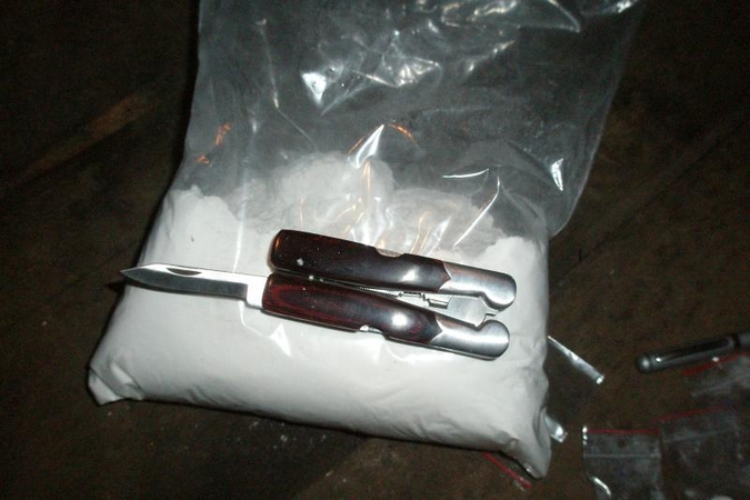 Du vyrai savo skrandžiuose į Lenkiją bandė įvežti beveik 2 kg kokaino