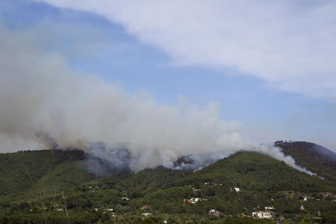 Ispanijos Ibisos saloje ugniagesiai kovoja su miško gaisru