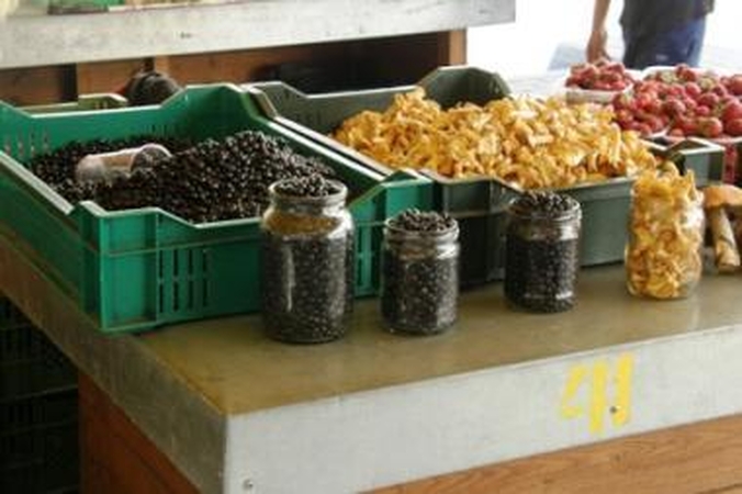 Į turgų vilioja pigesnės uogos, grybai ir daržovės