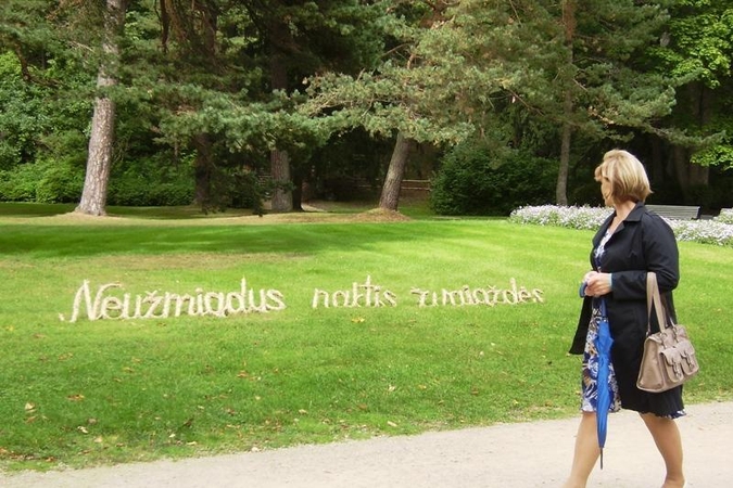 Palangos Birutės parką papuošė Maironio eilių citatos