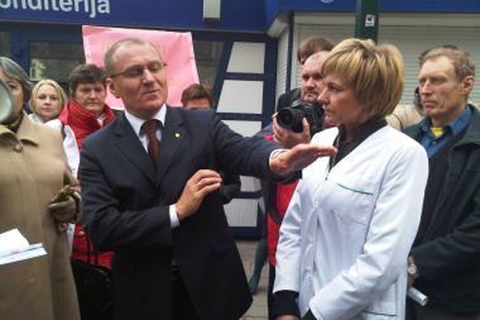 Medikai reikalavo rūpintis eiliniais medicinos darbuotojais