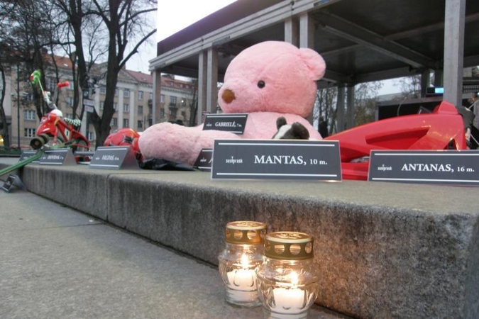 Apie vaikų žūtis keliuose priminė nereikalingi žaislai