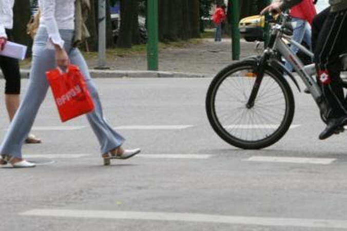 Kauno gatvėse plėšikas dviratininkas kėsinasi į auksą