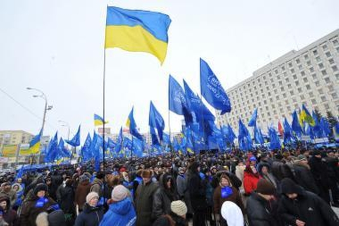 V.Janukovyčiaus šalininkai švenčia pergalę, J.Tymošenko neskuba pasiduoti  
