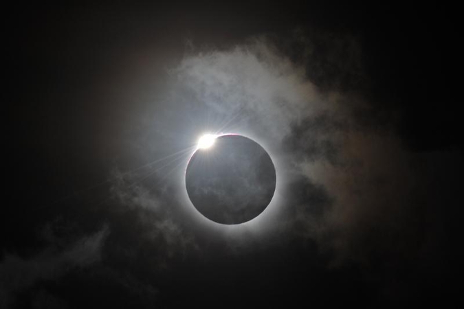 Australijoje smalsuoliai žavėjosi retu visišku Saulės užtemimu (foto)