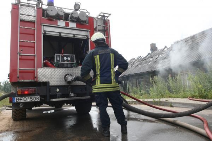 Nestatutiniams ugniagesiams gali didėti atlyginimai