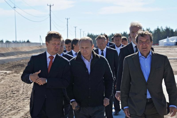 V.Putinas prie alaus bokalo dėkojo G.Schroederiui už „Nord Stream“