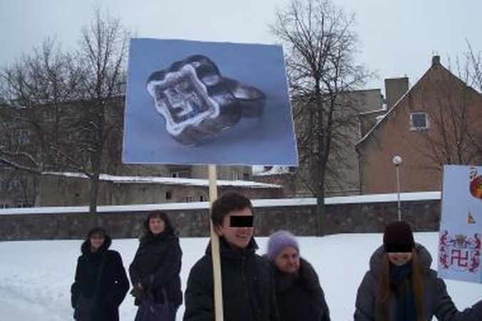 Svastikos Vasario 16-osios eisenoje sukėlė aršią diskusiją