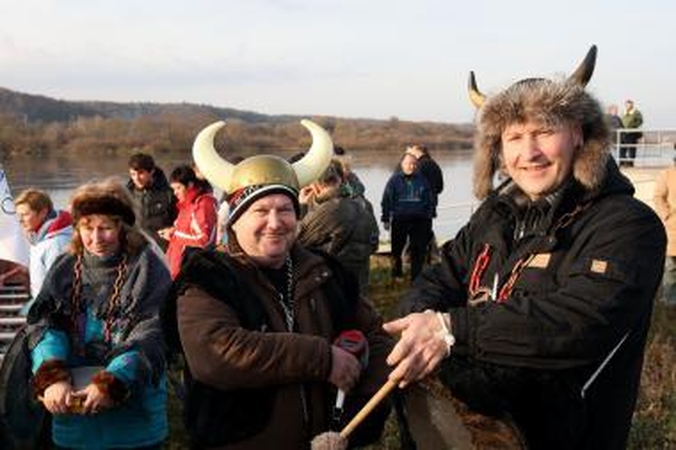 Susigrūmė vikingų laivais