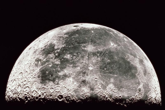 Žemę stabilizuojantis Mėnulis – vienintelis toks visatoje?