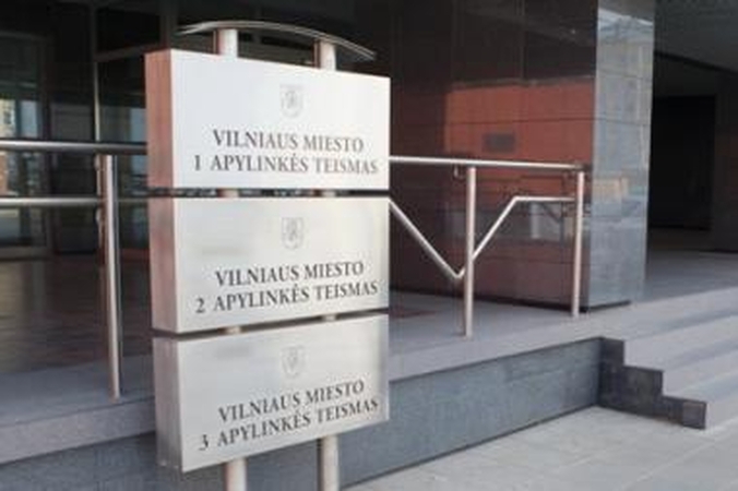 Įtariamasis ketino iššokti pro teismo langą
