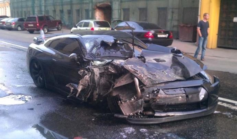 Gatvės lenktynės Maskvoje: „Nissan GT-R“ į orą pakėlė "džipą"
