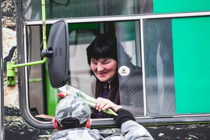 Kovo 8-osios rytą – gėlės iš policininkų rankų