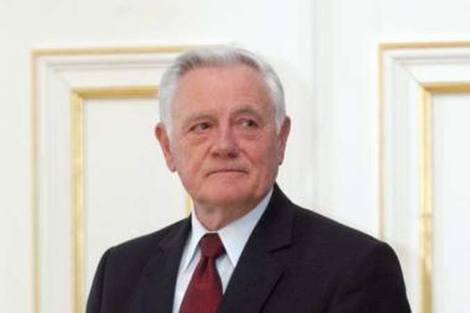 V.Adamkui bus skirtas aptarnaujantis personalas, apsaugininkas, būstas