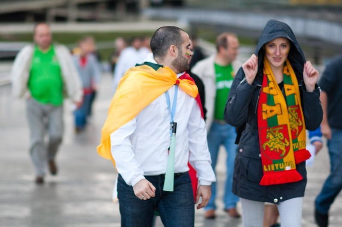 Į „Žalgirio“ areną krepšinio aistruoliai traukė per lietų