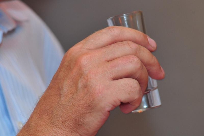 Vilniaus rajone, įtariama, alkoholiu mirtinai apsinuodijo du žmonės