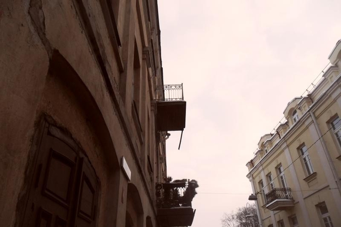 Lenta grasinęs balkonas gindavo praeivius į gatvę