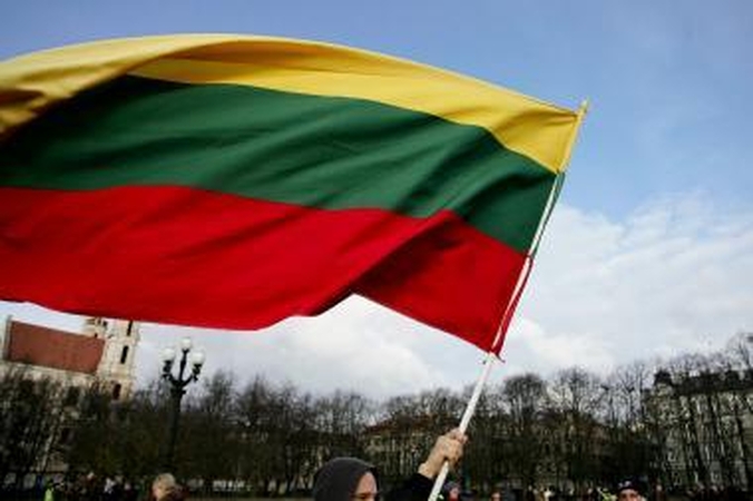 Vėliavos niekintoją pamaloninusiai prokurorei gresia tarnybinė nuobauda