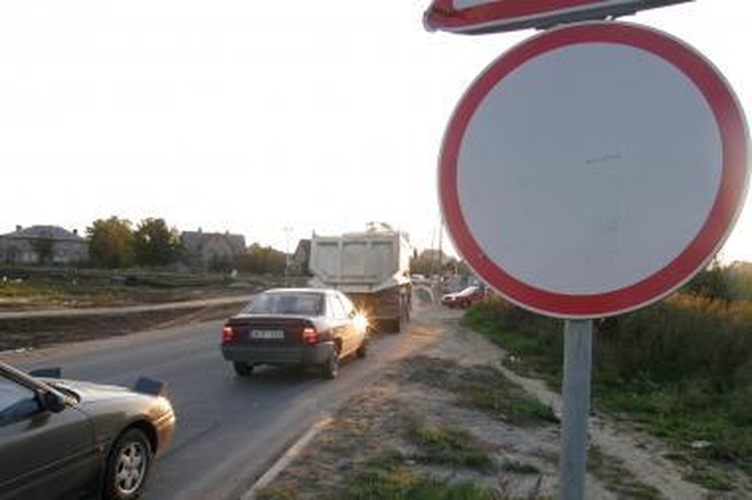 Atidarytoje gatvėje eismą draudžia ženklas