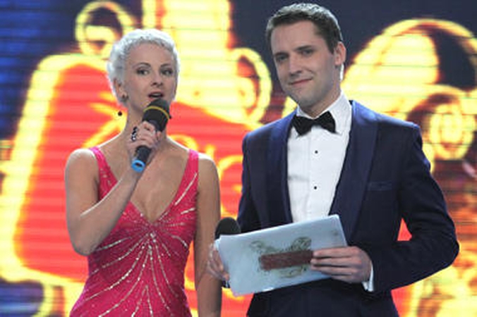 R.Rudokas „Žvaigždžių duetų“ scenoje bučiavo I.Šimukauskienę 