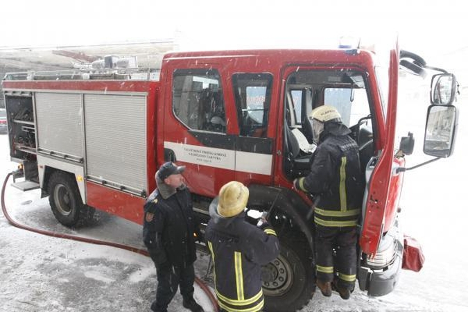 Senuosiuose Trakuose dega ūkinis pastatas ir garažas