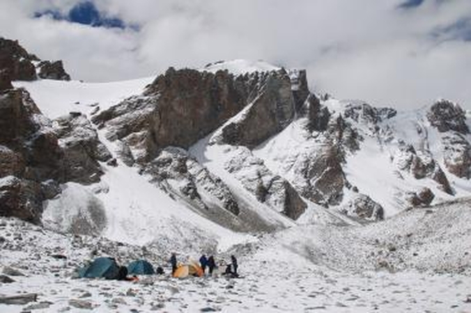 Alpinistai ruošiasi kopti į Žalgirio viršukalnę