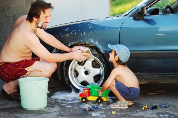 Pusei vairuotojų nerūpi automobilių priežiūros produktų instrukcijos