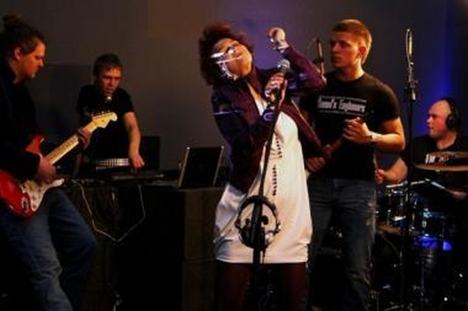 Intelektuali fiesta – su „Sound‘s Engineers feat. Akwili“