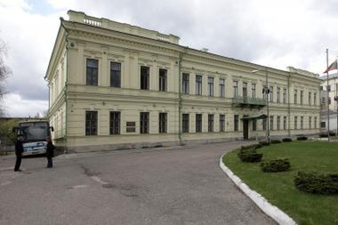Karininkai kasdien mėgaujasi prabangiais rūmais