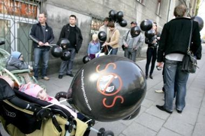 Algų pasididinimu įtariami tėvai surengė piketą