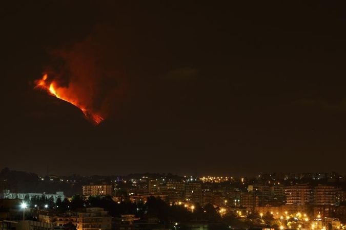 Galingas Etnos ugnikalnio išsiveržimas matomas iš kosmoso