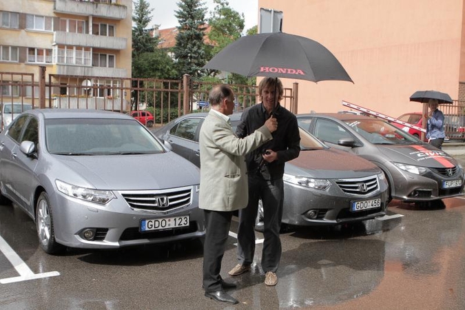 Į Klaipėdos savivaldybės kiemą įriedėjo nauji automobiliai