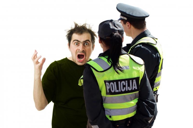 Girtas jaunuolis sužalojo pareigūną ir bandė pabėgti iš policijos
