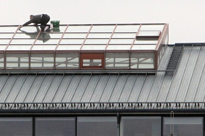 Ekstremalas: langų valytojas Vilniuje dirba be apsaugos priemonių