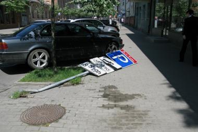 Kauno centre per avariją nuverstas kelio ženklas