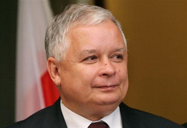 Varšuvoje atidengtas paminklas Lenkijos prezidento lėktuvo katastrofos aukoms atminti